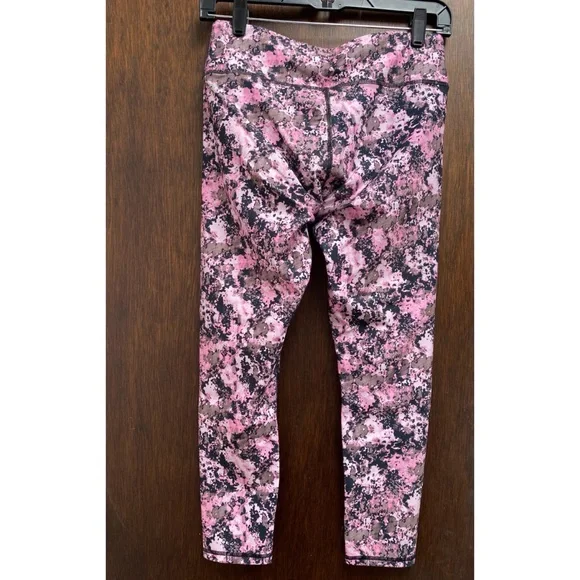 Fabletics Define Mid-Rise Capri - Picture 4 of 4